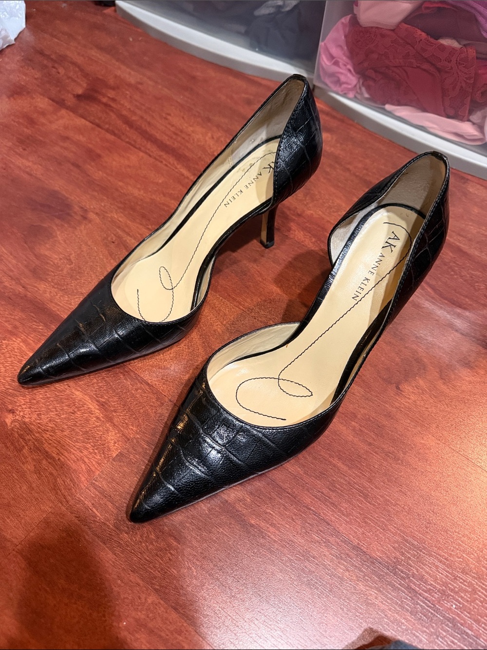 Women's size 8 Anne Klein closed toe crocodile patterned black heels - Picture 3 of 5